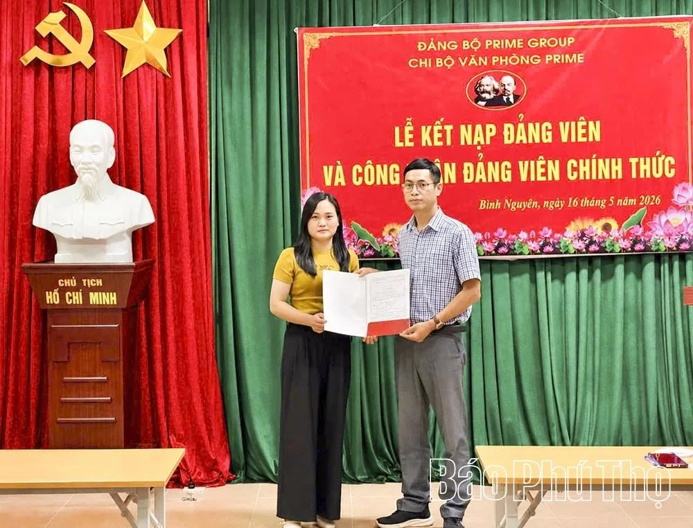 富寿省平原乡党委重视党员发展工作，尤其注重发展企业党员。图片来源：baophutho.vn