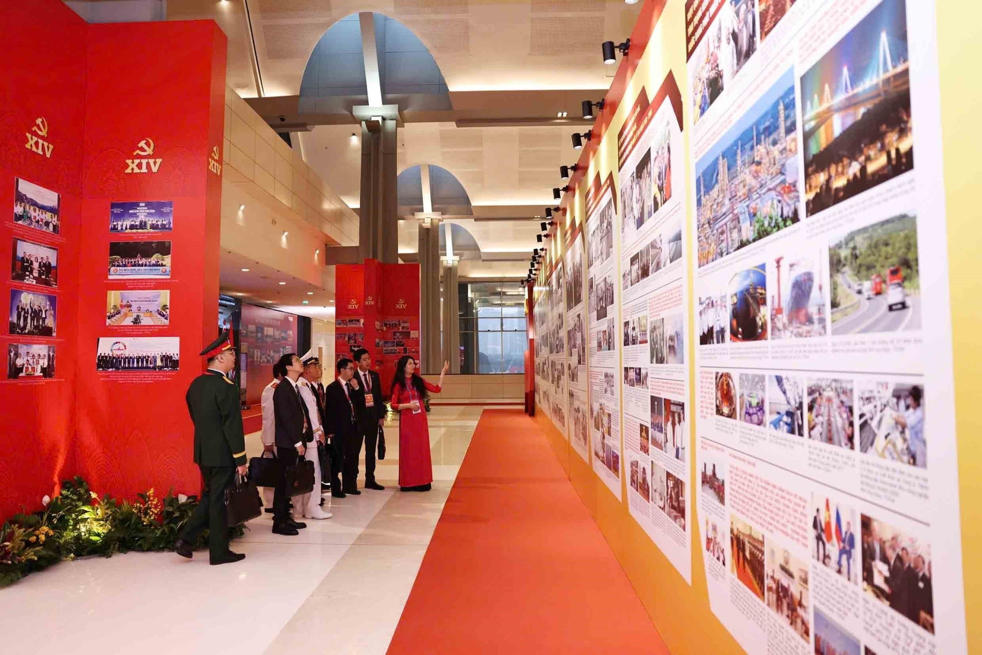 vna-potal-cac-dai-bieu-du-dai-hoi-xiv-tham-quan-trung-bay-anh-duoi-co-dang-dat-nuoc-tien-vao-ky-nguyen-moi-8539952.jpg