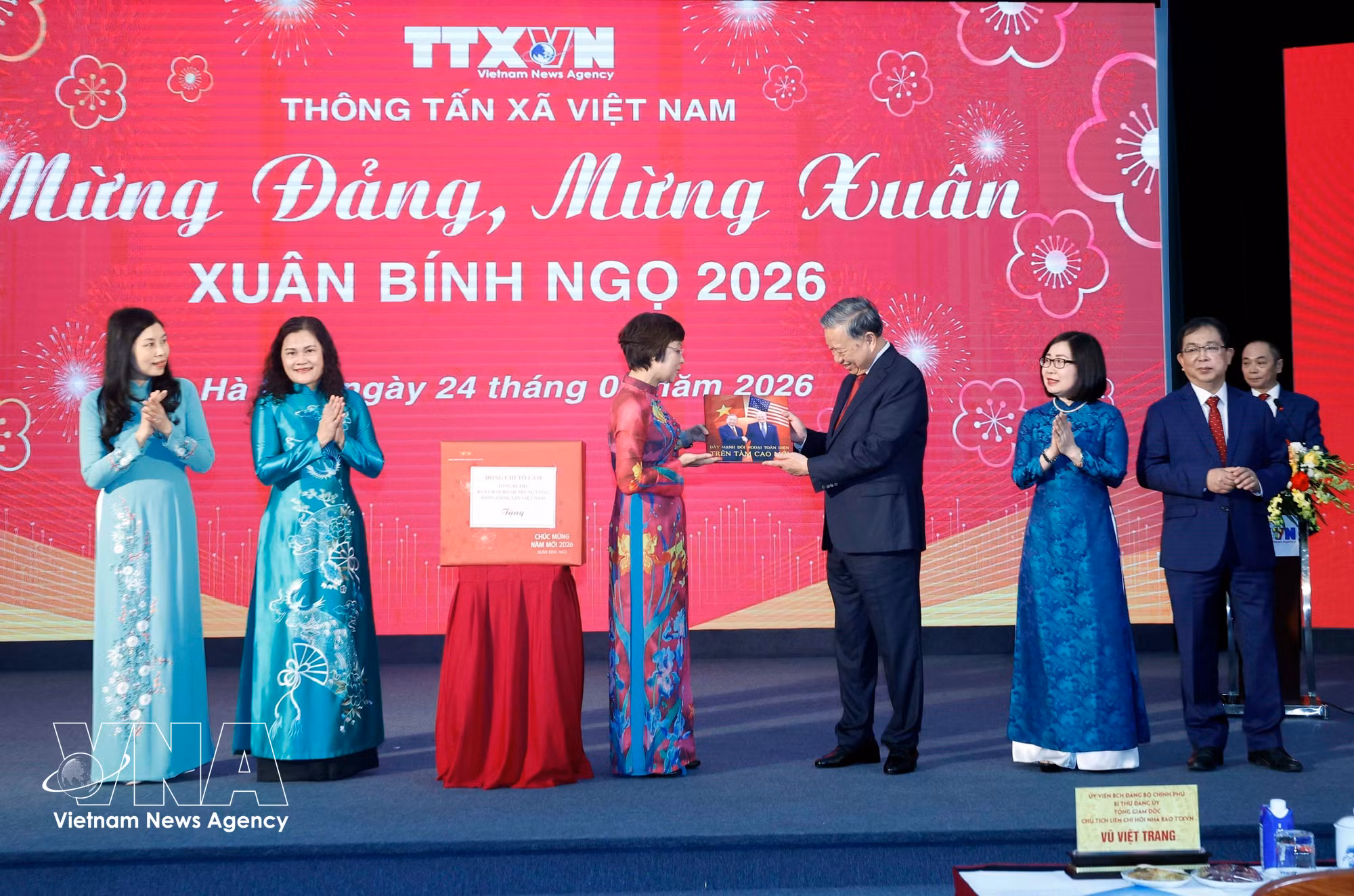 vnanet-potal-tong-bi-thu-to-lam-chuc-tet-thong-tan-xa-viet-nam-8604563.jpg