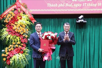 中央组织部部长黎明兴向阮廷忠同志颁发决定。图自越通社