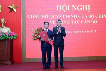 中央组织部长黎明兴向阮文方同志颁发决定。图自越通社