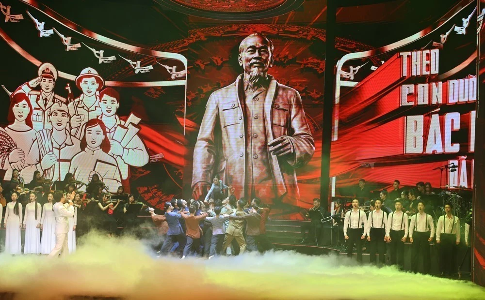 《坚定信念永远跟党走》特别政论艺术音乐会上的一个节目。 图片来源：越通社