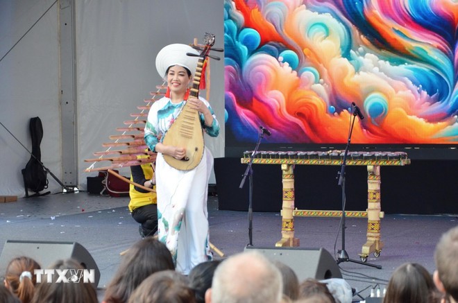 越南(法国）文化中心的艺术家在2025年韩国博览会（Korean Expo 2025）上演出。图自越通社