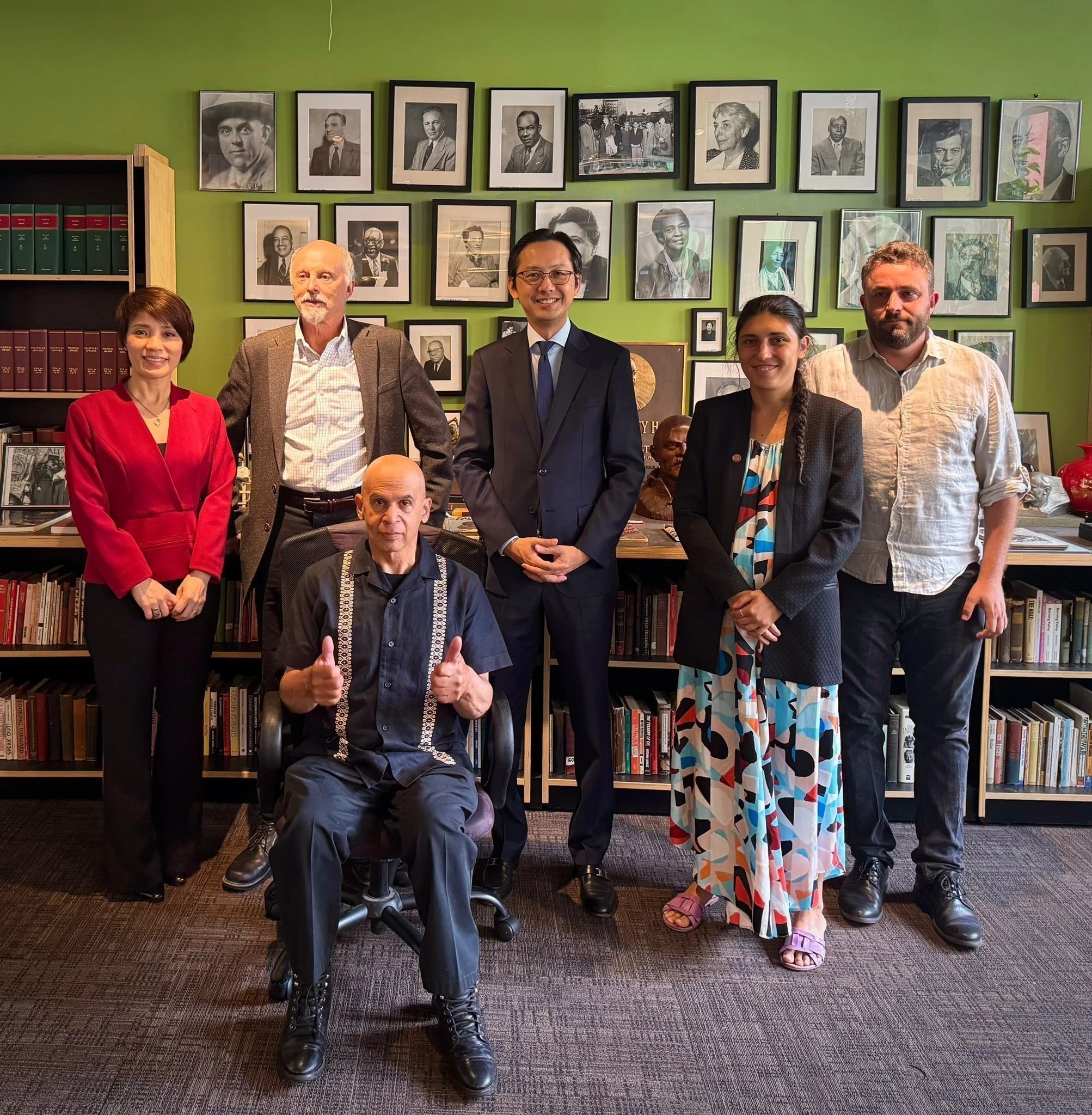 越南新任常驻联合国代表团团长杜雄越大使（后排正中间）与越南共产党代表合影。图自越通社