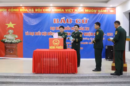 绕山（Dao San）边防屯的选民正在投票选举第十六届国会代表和2026-2031年任期各级人民议会代表。图自越通社