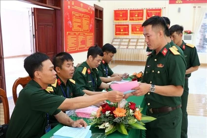 特种兵种水上特工第5旅选举小组向选民发放选票，组织投票。图自越通社