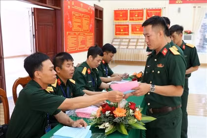 特种兵种水上特工第5旅选举小组向选民发放选票，组织投票。图自越通社