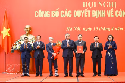 越共中央总书记、国家主席苏林向国会主席陈青敏及各位国会副主席颁发政治局关于指定2025—2030年任期国会党委会、常委会、书记、副书记的决定。图自越通社