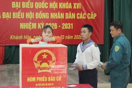 第五号投票组携带流动票箱前往尊岛，供岛上官兵投票。图自越通社