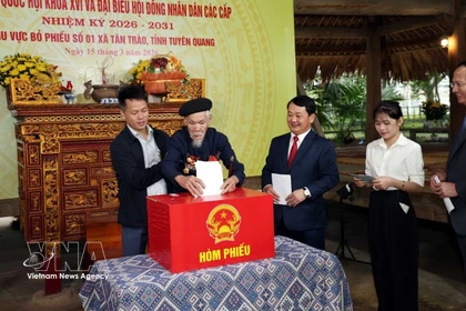 老年选民在宣光省新潮乡第一选举单位第一投票区投票 图自越通社