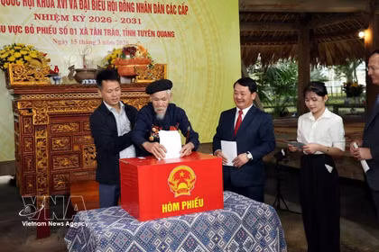 老年选民在宣光省新潮乡第一选举单位第一投票区投票 图自越通社