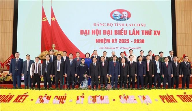 与会代表合影。图自越通社