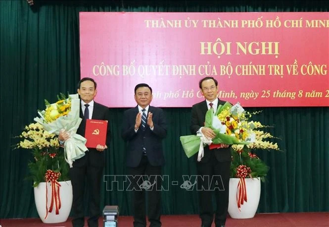 中央书记处常务书记陈锦秀向阮文年同志和陈流光同志颁授越共中央政治局的任命决定。图自越通社