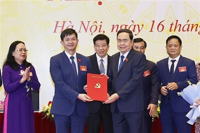 国会主席陈青敏颁发2025-2030年任期国会办公厅机关党委执行委员会、常务委员会等人事任命决定。图自越通社