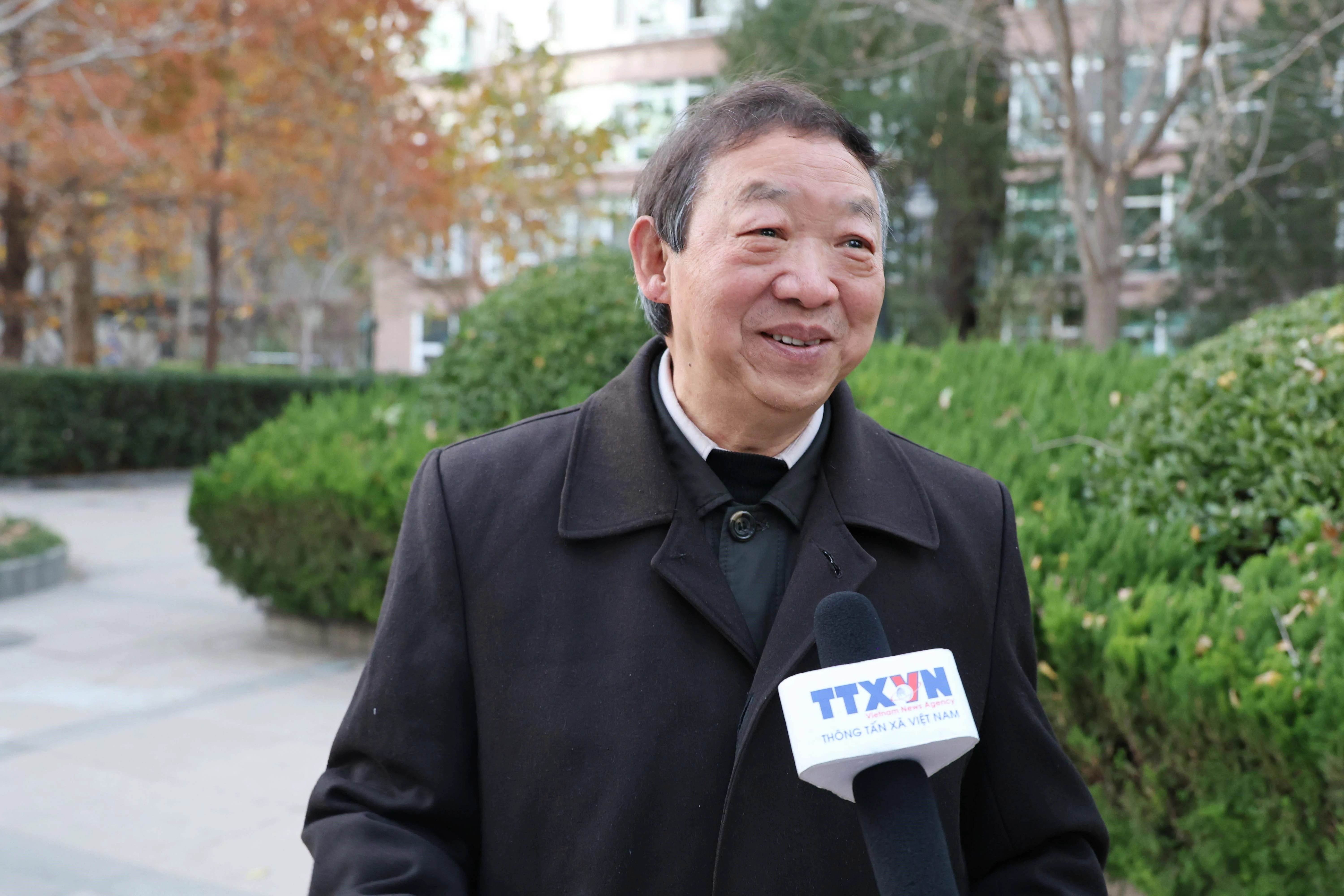 中国（昆明）南亚东南亚研究院教授朱振明接受越通社记者采访 图自越通社