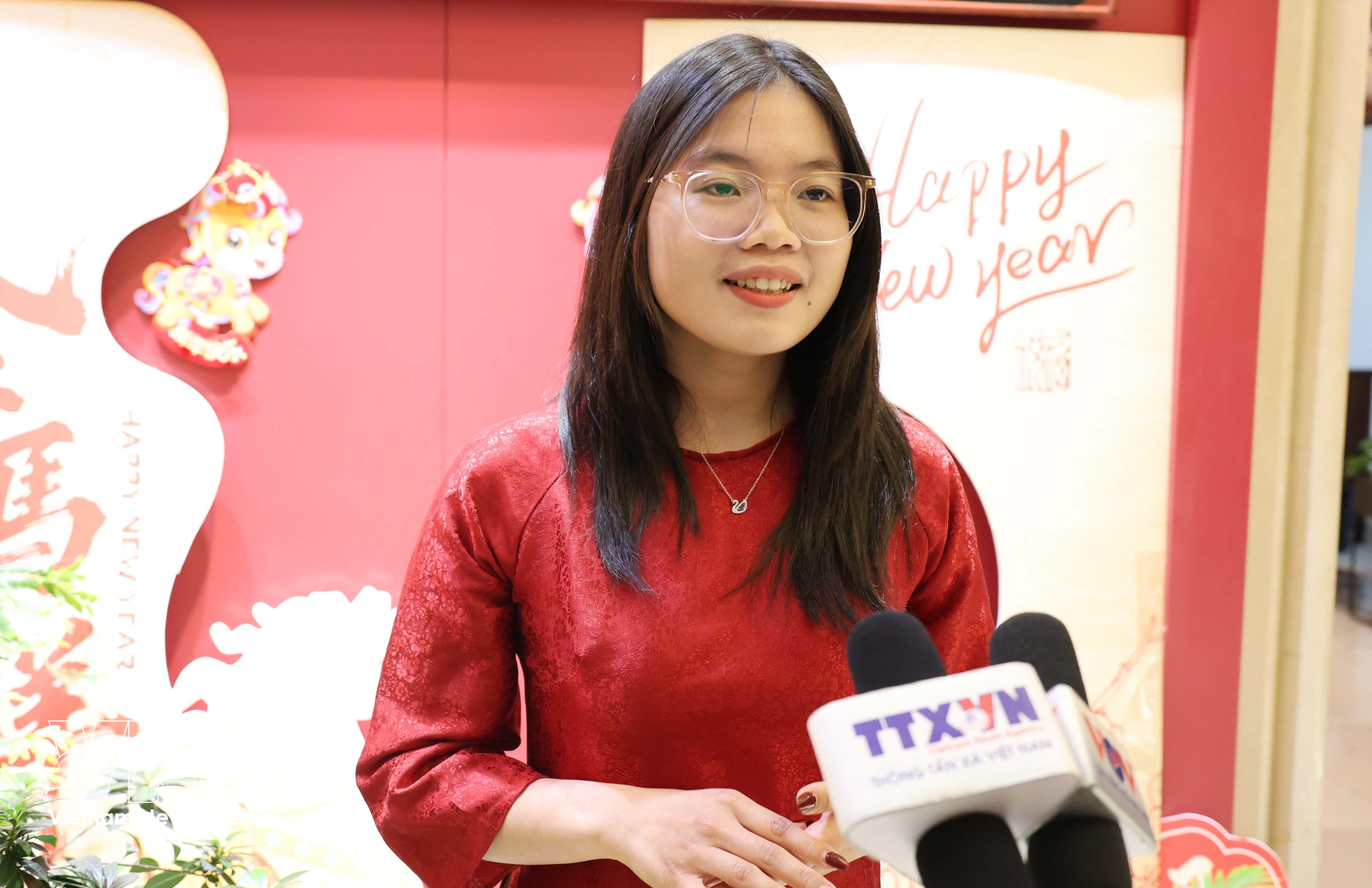 在华越南留学生关注祖国选举 图自越通社