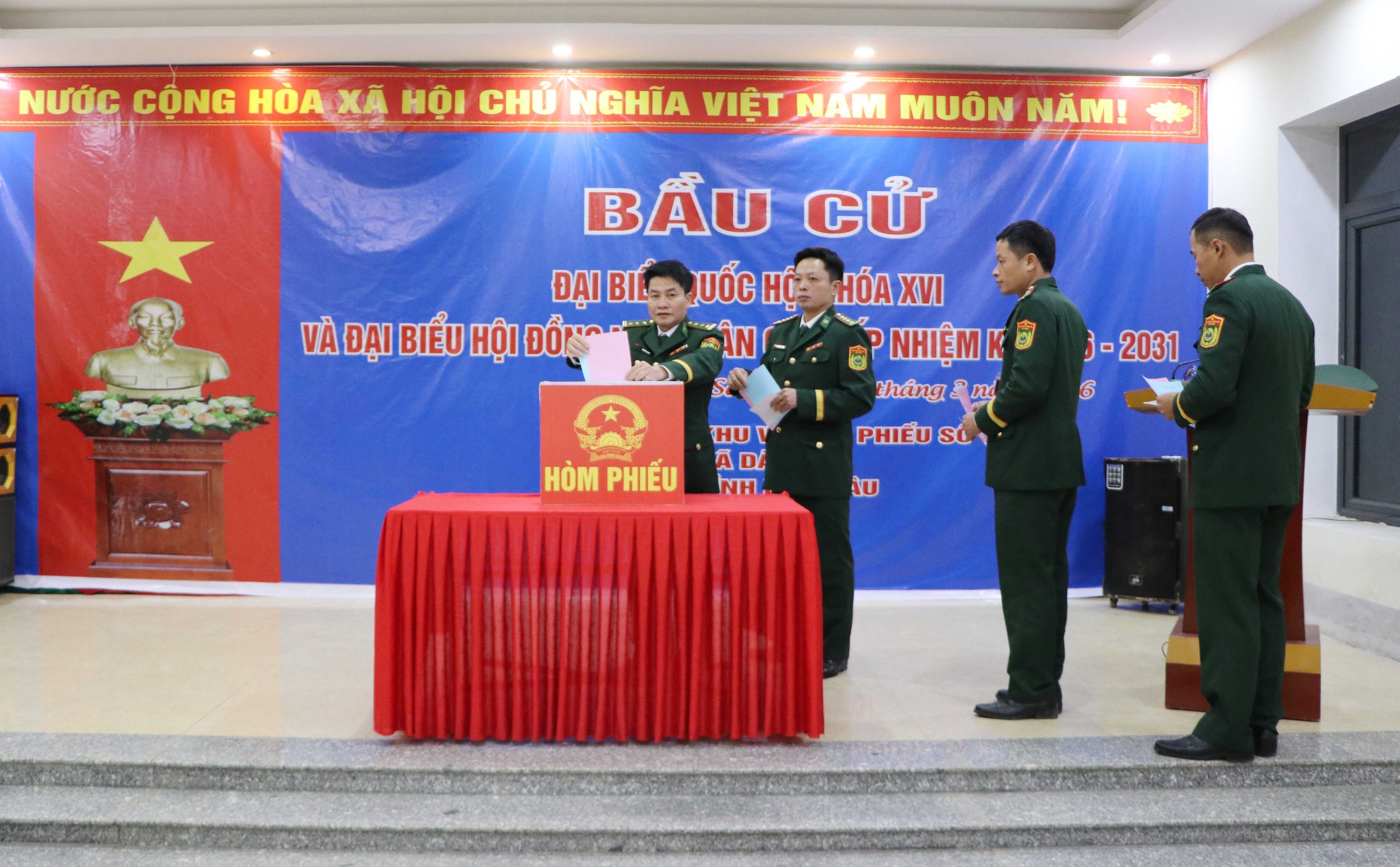 绕山（Dao San）边防屯的选民正在投票选举第十六届国会代表和2026-2031年任期各级人民议会代表。图自越通社