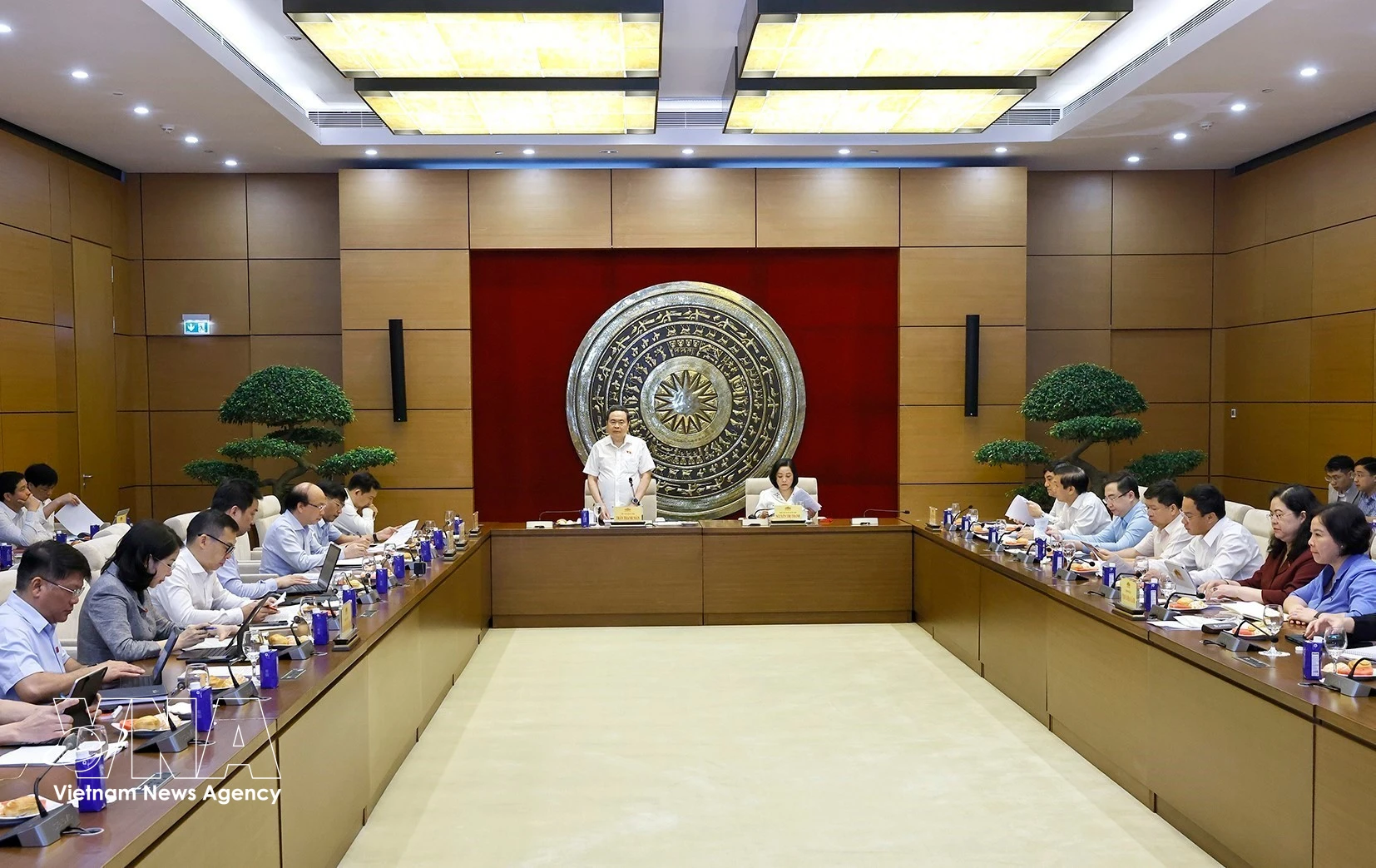 国会主席陈青敏与文化社会委员会常委会就2026年重点任务及2026—2031年任期工作方向召开工作会议。图自越通社