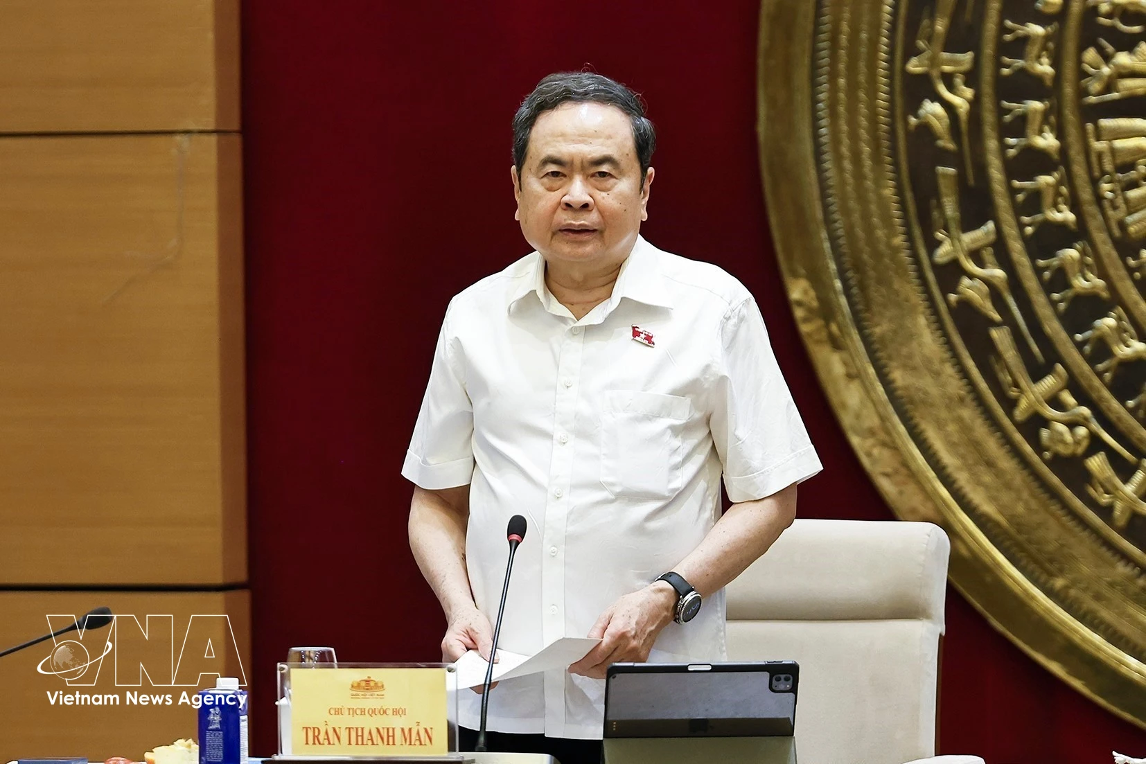 越南国会主席陈青敏在国会大厦与国会科技与环境委员会常委会的工作会议。图自越通社
