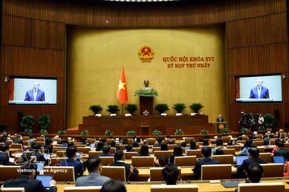 第十六届国会第一次会议隆重开幕