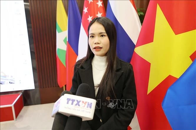 就读于北京对外经济贸易大学的硕士研究生阮氏兰英接受记者采访。图自越通社