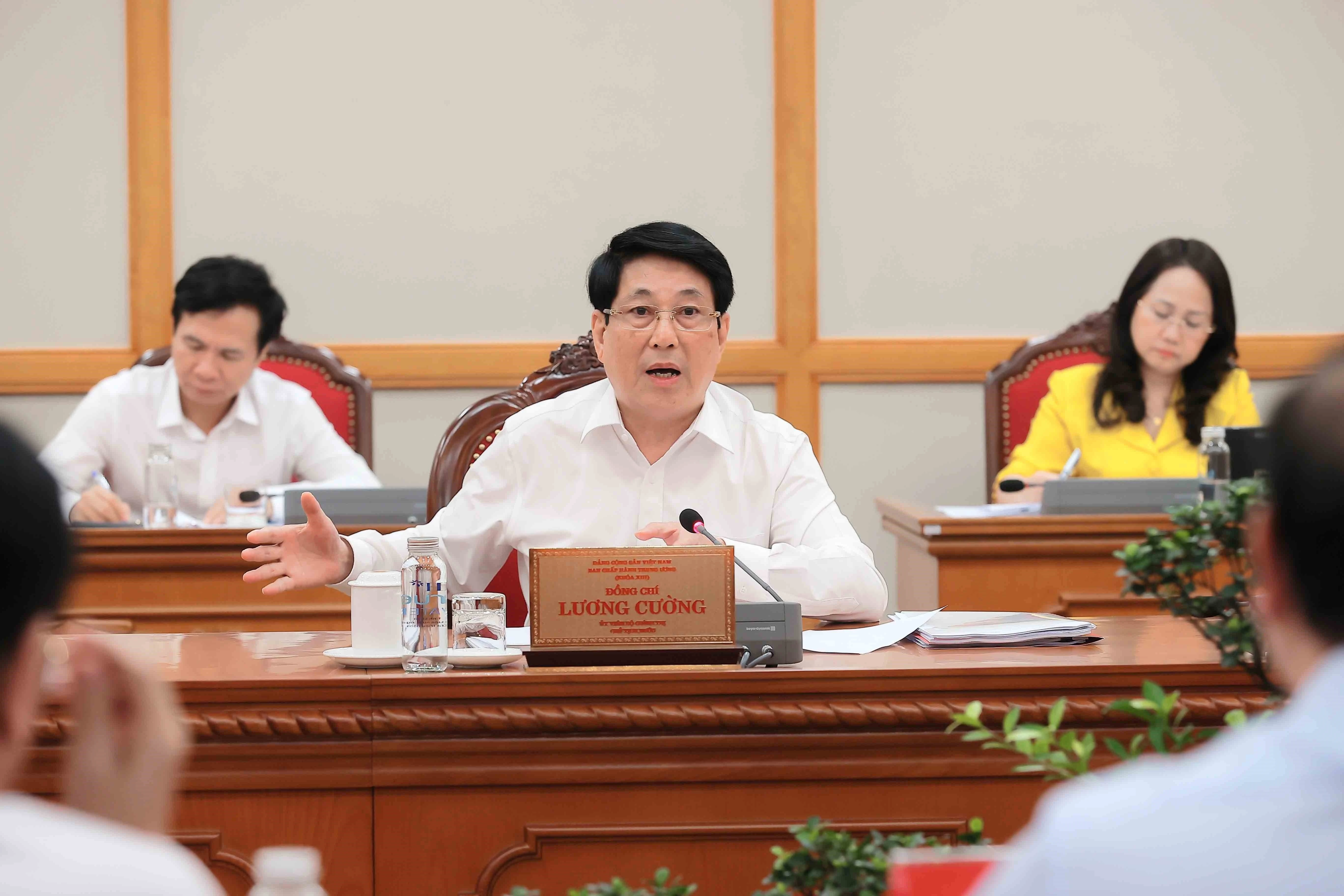 国家主席梁强与金瓯和兴安两省省委常委会召开工作会议。图自越通社