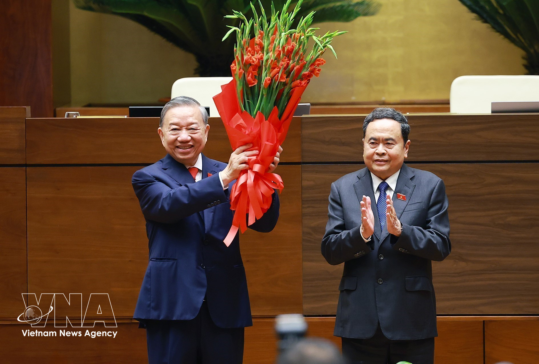 国会主席陈青敏代表党和国家领导人以及第十六届国会代表向越共中央总书记、国家主席苏林献花祝贺。图自越通社