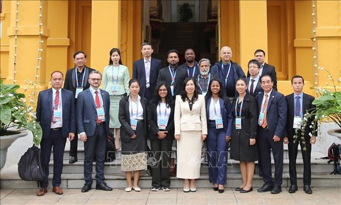 越南外交部副部长黎氏秋姮会见参加越共十四大报道的外国记者。图自越通社