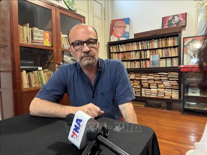 阿根廷共产党中央对外部部长马塞洛·罗德里格斯接受越通社记者的采访。图自越通社