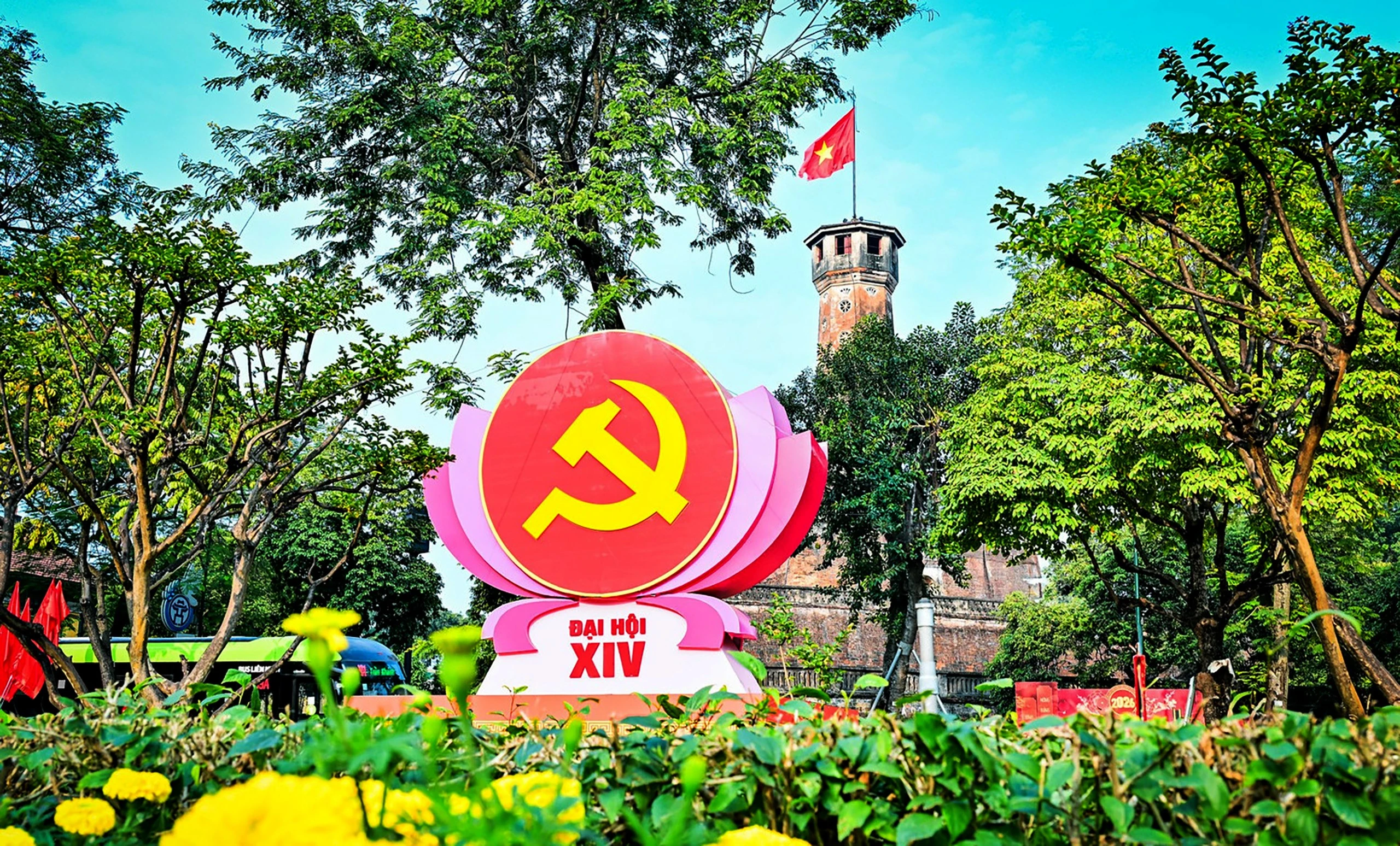 首都河内彩旗鲜花飘扬喜迎越南共产党第十四次全国代表大会。图自nhandan.vn