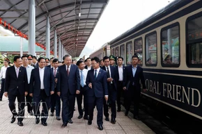 越共中央总书记苏林就越中铁路合作开展情况，同若干部委、行业、中央及地方领导举行工作会议。图自越通社