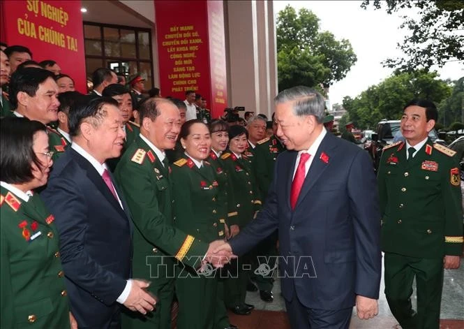 越共中央总书记苏林与参会代表们。图自越通社