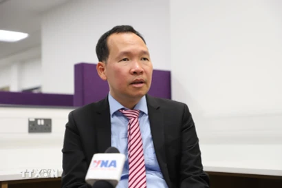 英国德蒙福特大学副教授梁俊英接受越通社记者的采访。图自越通社