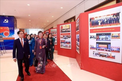 政府副总理裴青山、越通社社长武越庄及各位代表参观图片展。图自越通社