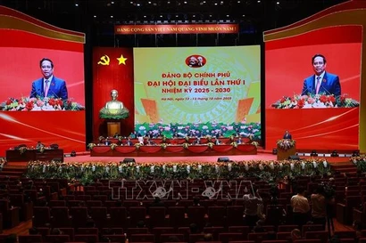 越共中央政治局委员、政府党组书记、政府总理范明政在会议上发表讲话。图自越通社