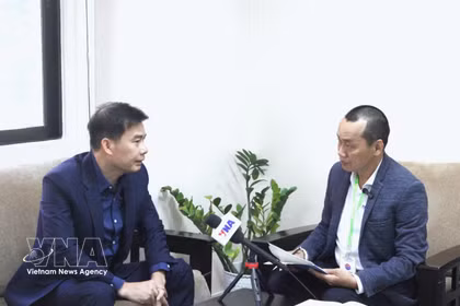 柬埔寨国民议会副秘书长兼国会咨询委员会主席谢万那烈（Chheang Vannarith）接受越通社驻金边记者采访。图自越通社