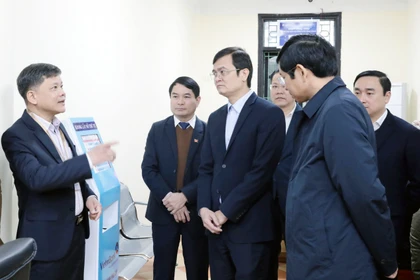 胡志明共青团中央第一书记、国家选举委员会委员裴光辉率团实地检查富寿省选举筹备工作。图自越通社