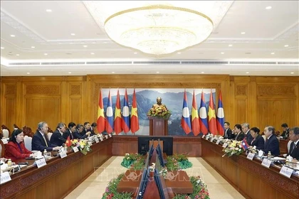 越共中央总书记苏林一行与老挝国会主席赛宋蓬·丰威汉会晤现场。图自越通社