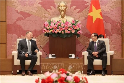 越南国会副主席陈光方上将会见匈牙利国会国家安全委员会主席佐尔坦·萨斯一行。图自越通社