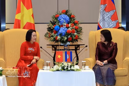 正在对越南进行正式访问的柬埔寨国会主席昆索达莉在河内会见越共中央委员、越南国会副主席、越柬友好议员小组主席、越柬友好协会主席阮氏清。图自越通社