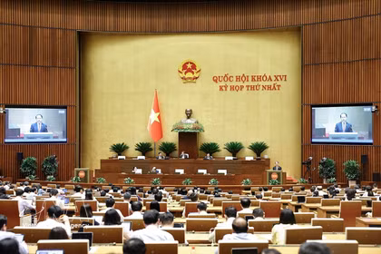 第十六届国会第一次会议上，国会通过了四项税法修正案及2027年国会监督计划。图自越通社