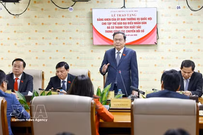 国会主席陈青敏出席国会常务委员会向《人民代表报》颁发奖状的仪式。图自越通社