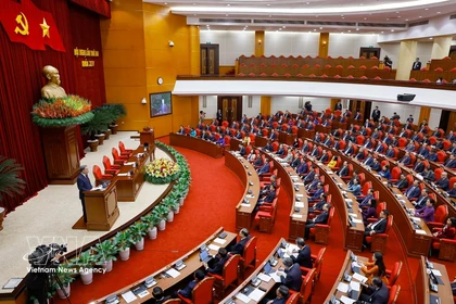 越南共产党第十四届中央委员会第二次全体会议经过三天紧张、认真、负责任的工作后圆满闭幕。图自越通社