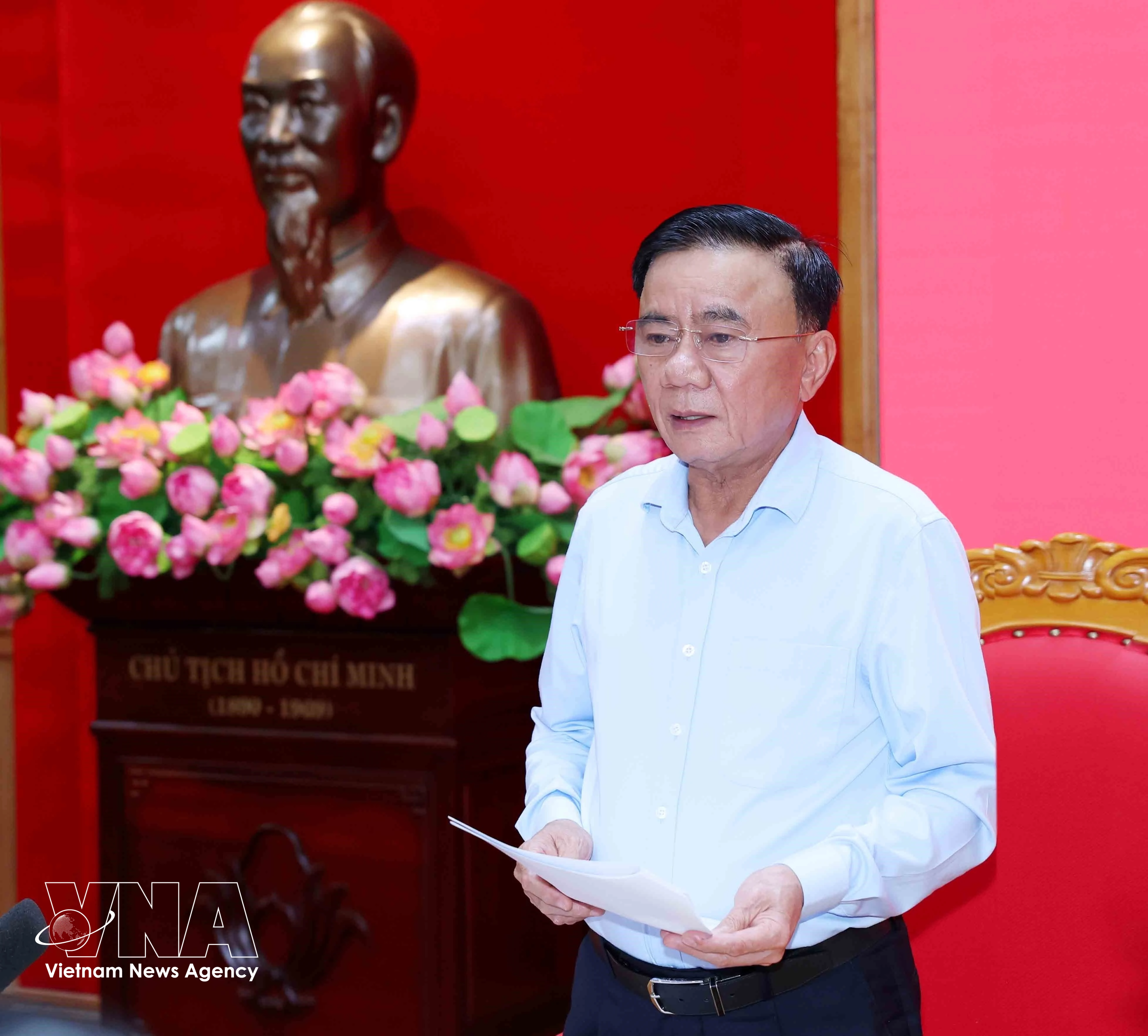 越共中央政治局委员、中央书记处常务书记、中央机关党委书记陈锦秀主持会议。图自越通社