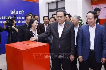 陈青敏主席率团检查海防市海安坊选举筹备工作。图自越通社