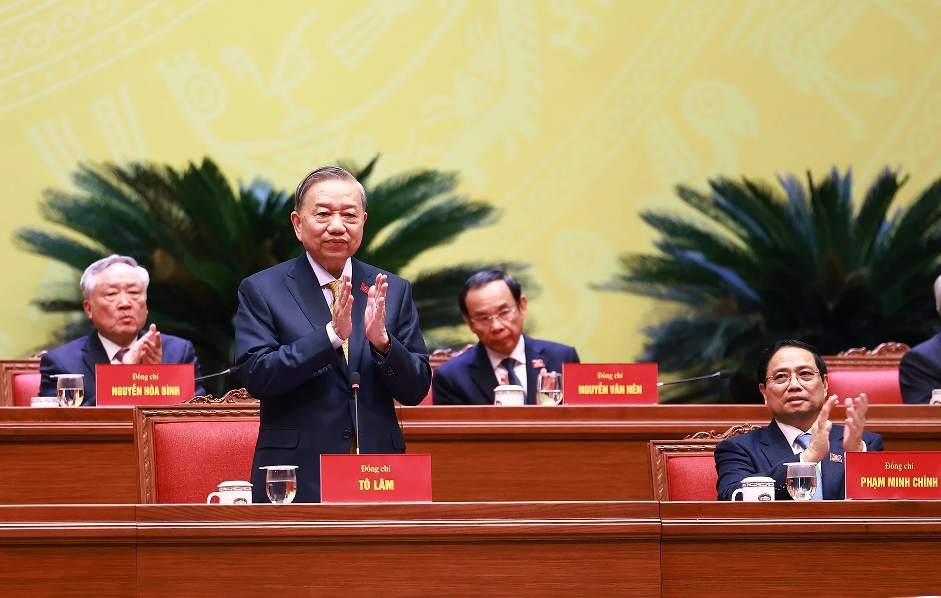 大会主席团主席、总书记苏林同志代表主席团主持会议 图自越通社