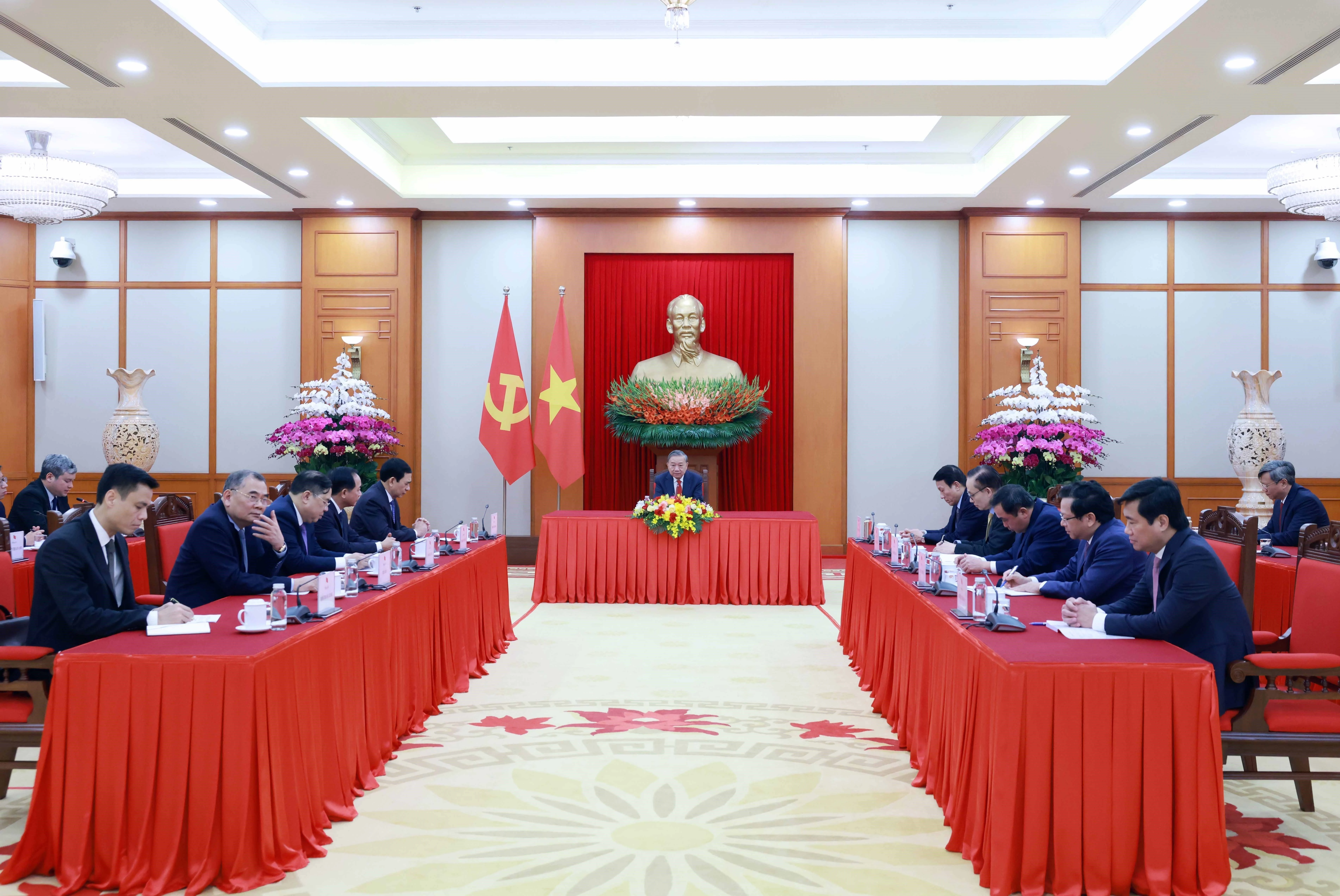 越共中央总书记苏林同古巴共产党第一书记、古巴共和国主席迪亚斯-卡内尔通电话 图自越通社