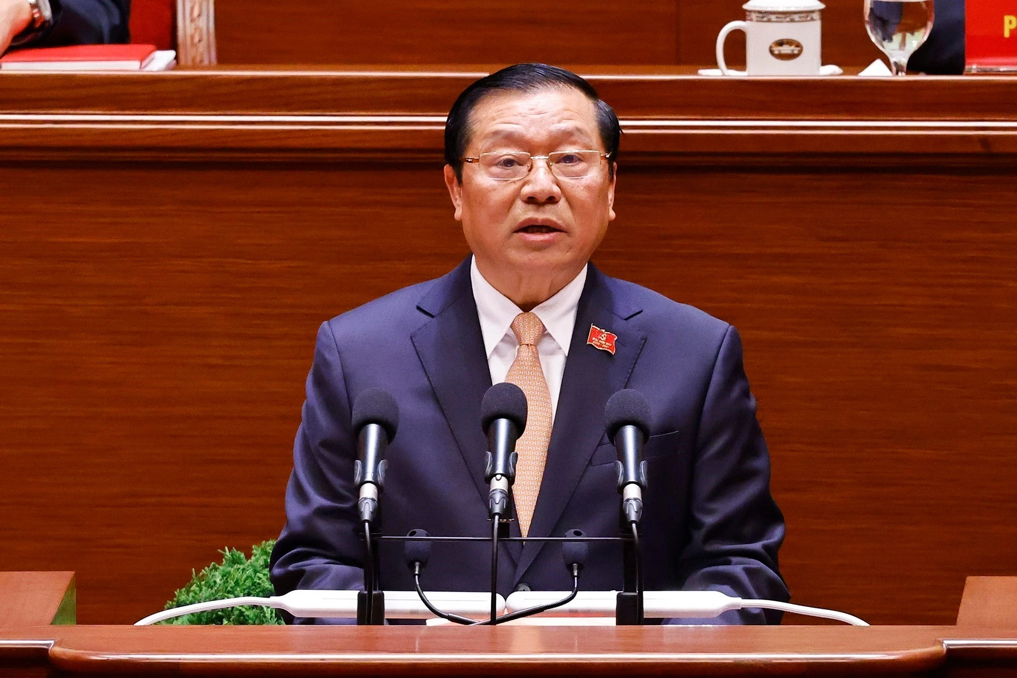越共中央委员、党委书记、中央宣传与民运部常务副部长赖春门就新纪元中的政治思想工作问题作发言。图自越通社