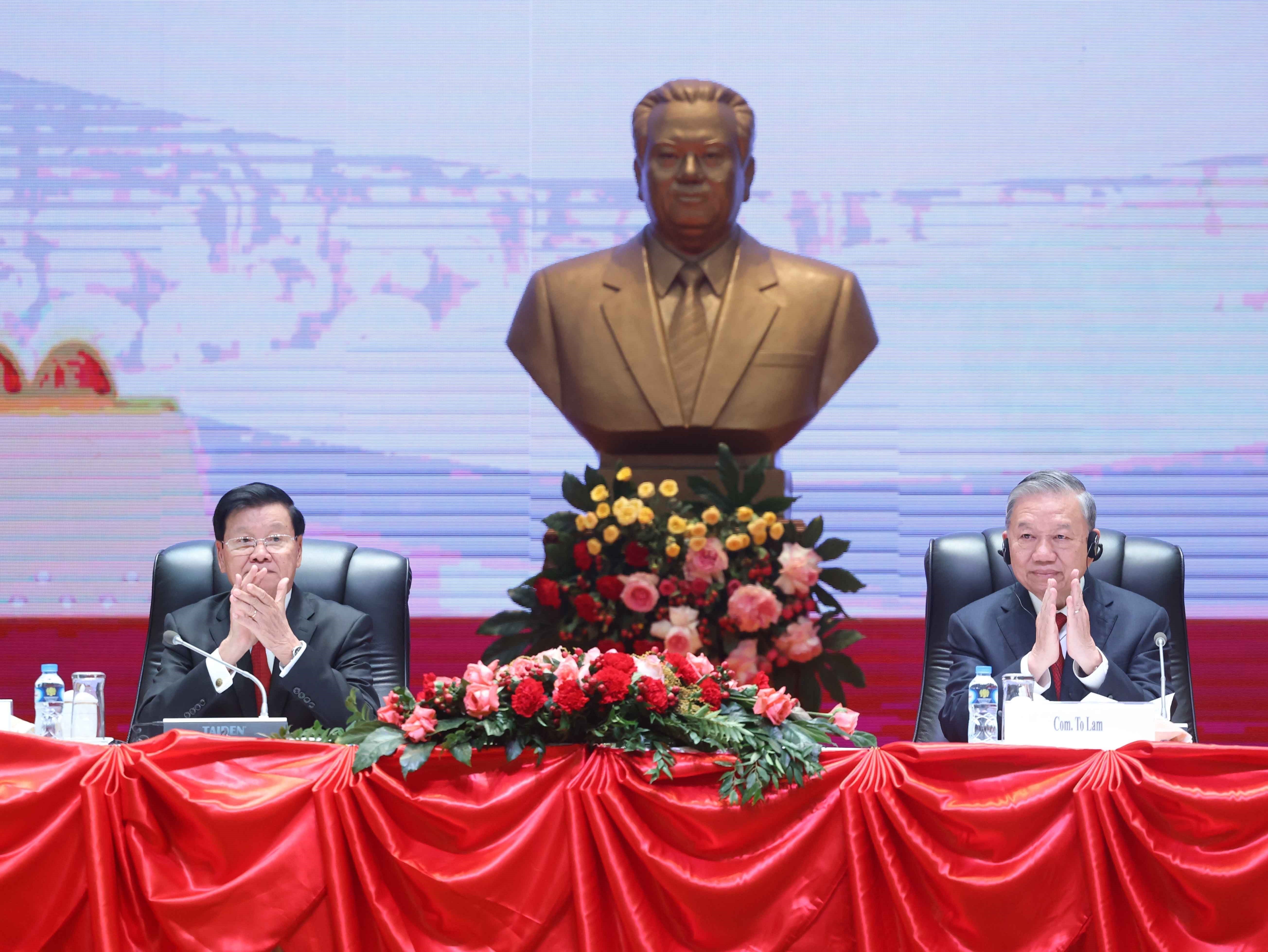 越共中央总书记苏林与老挝人民革命党中央总书记、国家主席通伦·西苏里主持召开越南共产党第十四次全国代表大会成果通报会。图自越通社