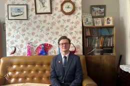 英国学者凯里尔·惠特克 图自越通社